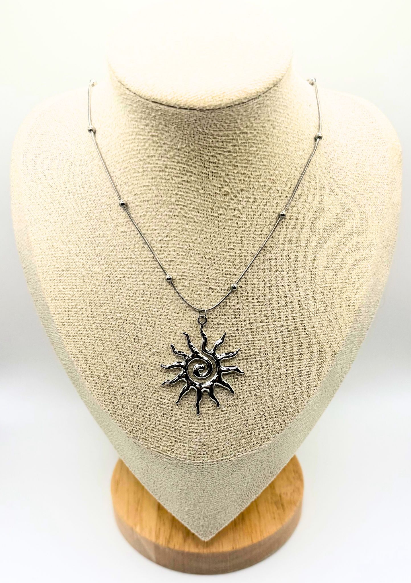 Collar de sol de plata