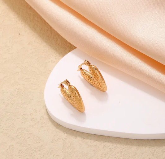 Basic golden heart earrings