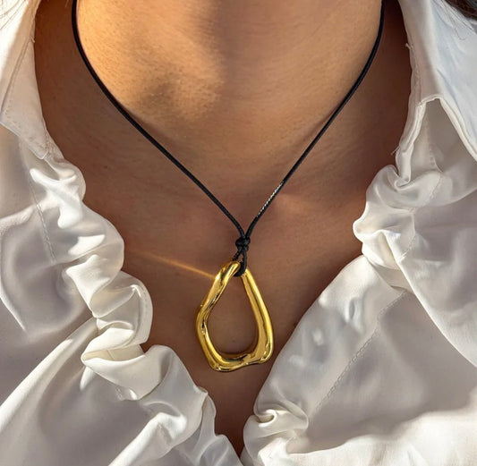 Eternal Curve Golden Necklace