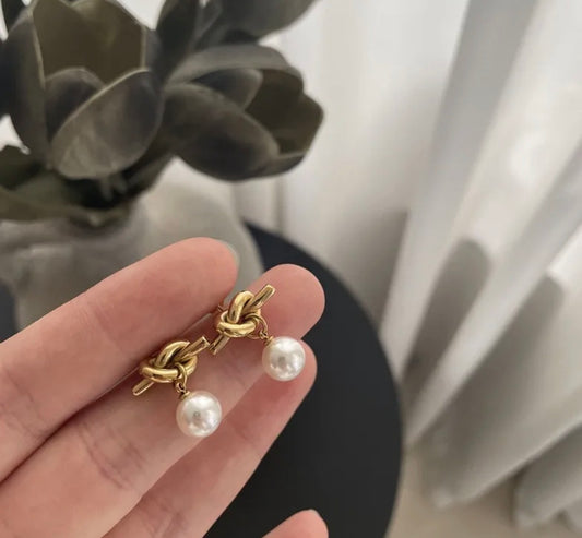 Knots Pearl Earrings