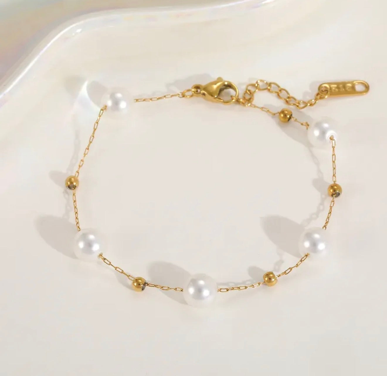 Vera Pearl Bracelet