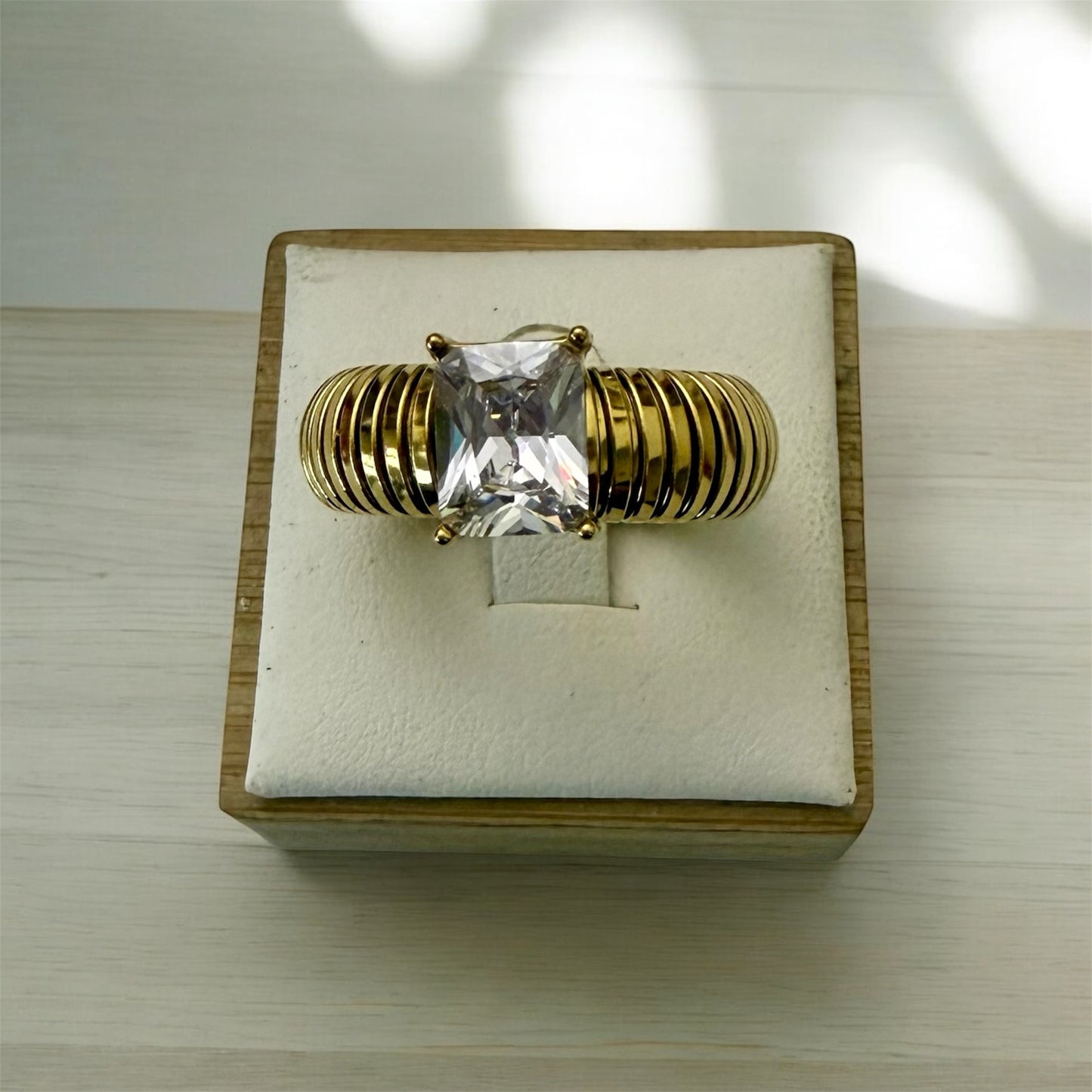 Cristal Shine Golden Ring